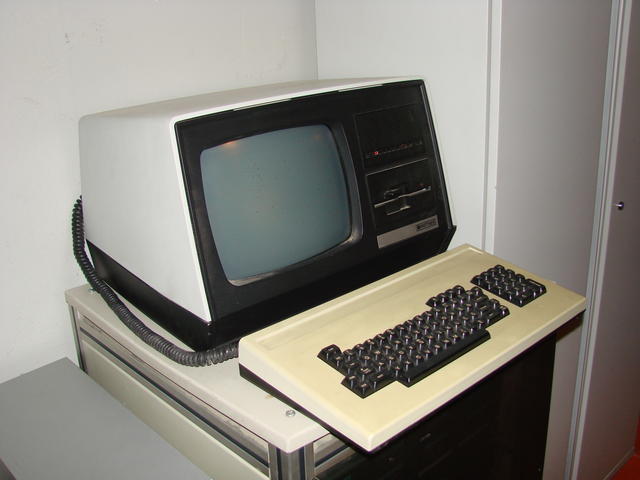 Iskra Delta Partner računalnik na delovni mizi